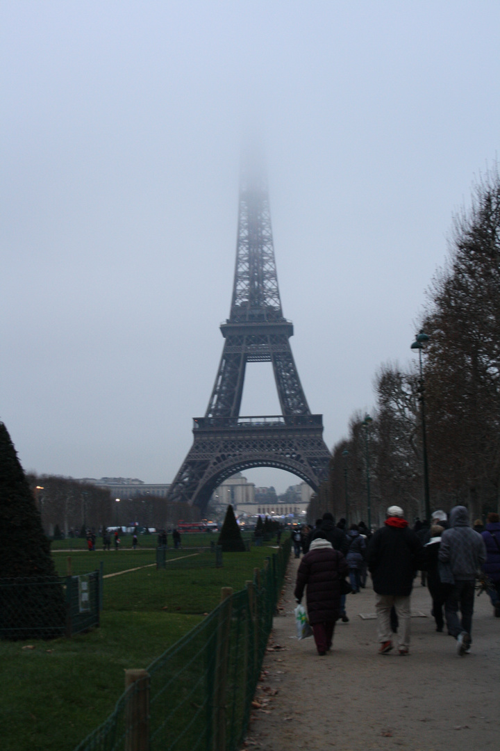 la Tour Eiffel nella nebbia