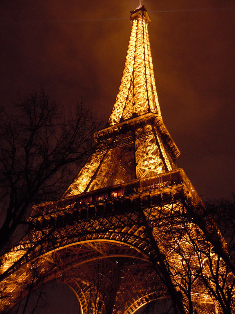 La Tour Eiffel s'embrase