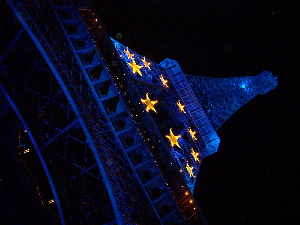 La Tour Eiffel voit la vie en bleu