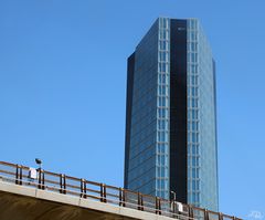 La Tour vue de l'autoroute.