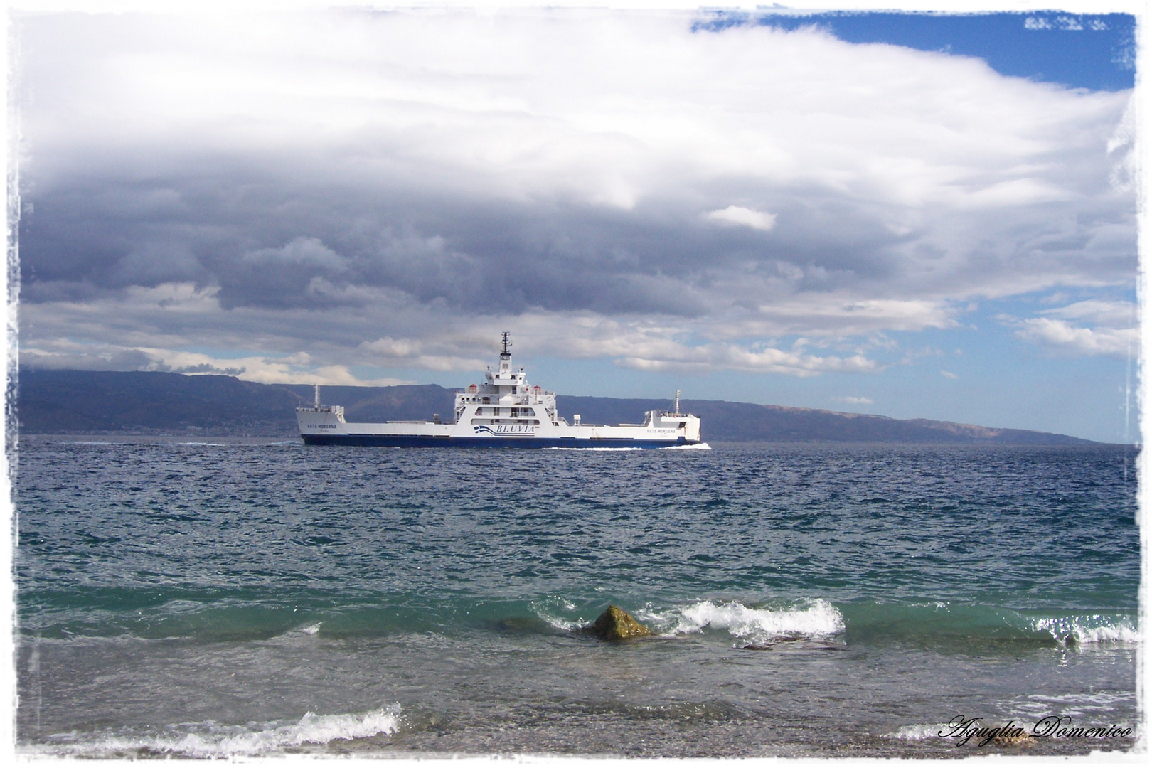 La traversata di "Caronte" verso Tremestieri.