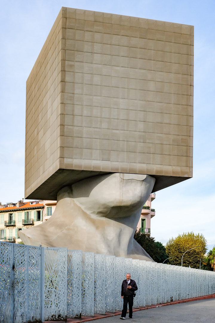 La Tête Carrée von Sacha Sosno, Sitz der Stadtbibliothek 