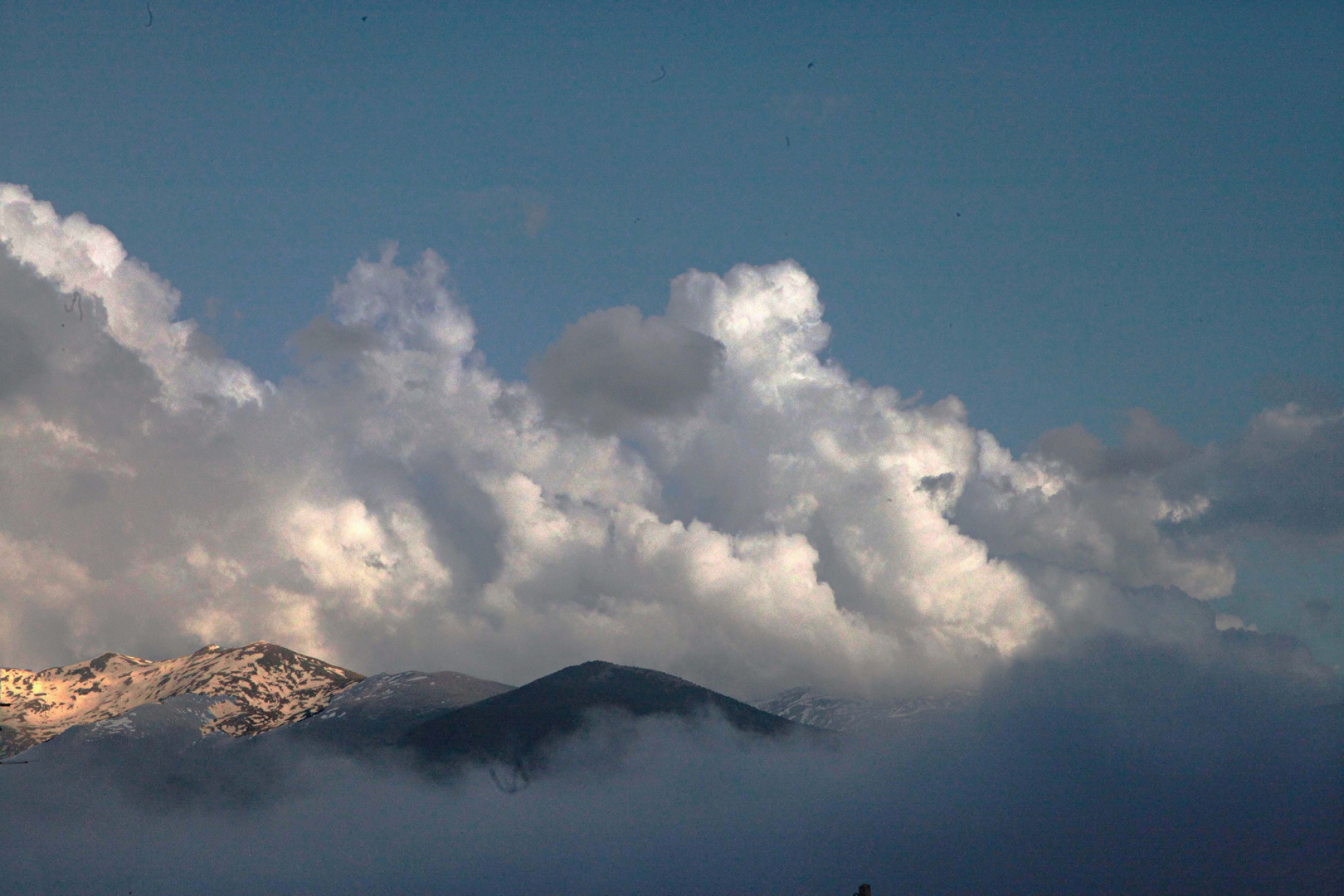 LA TÊTE DANS LES NUAGES