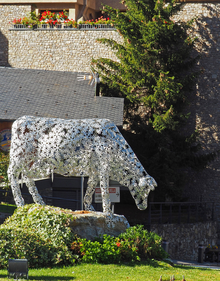 « La vache » du sculpteur andorran Toni Cruz