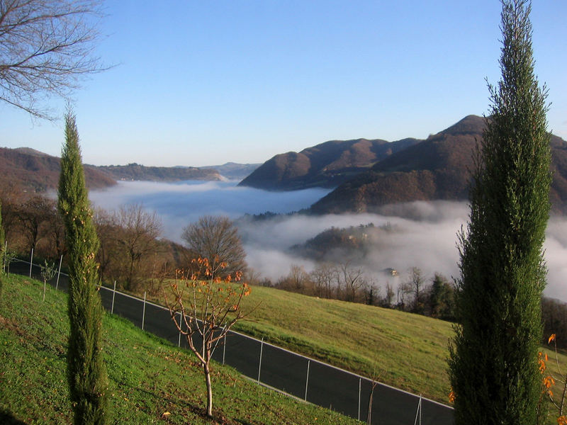 la valle del Reno immersa nella nebbia come si vede da Vaierana (BO)