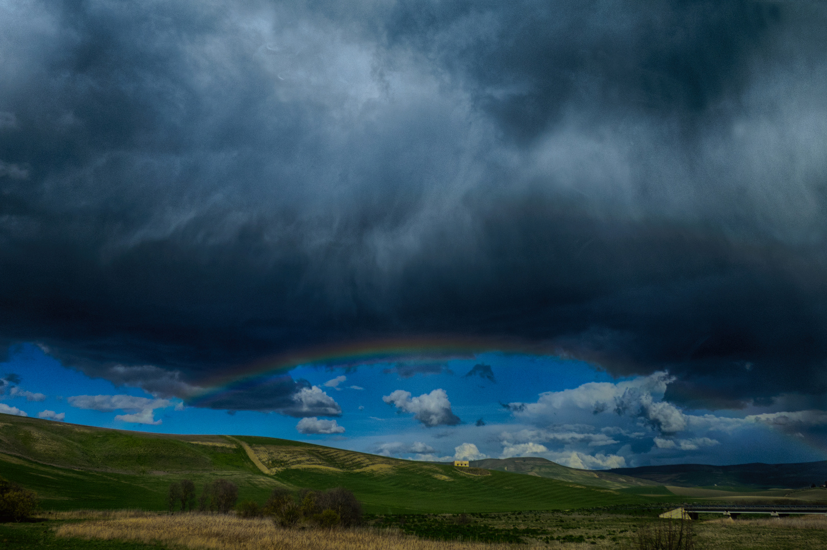 la valle, il temporale e l'arcobaleno