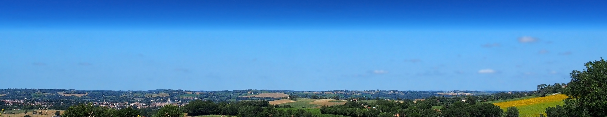 La vallée de la Baïse avec Condom à gauche