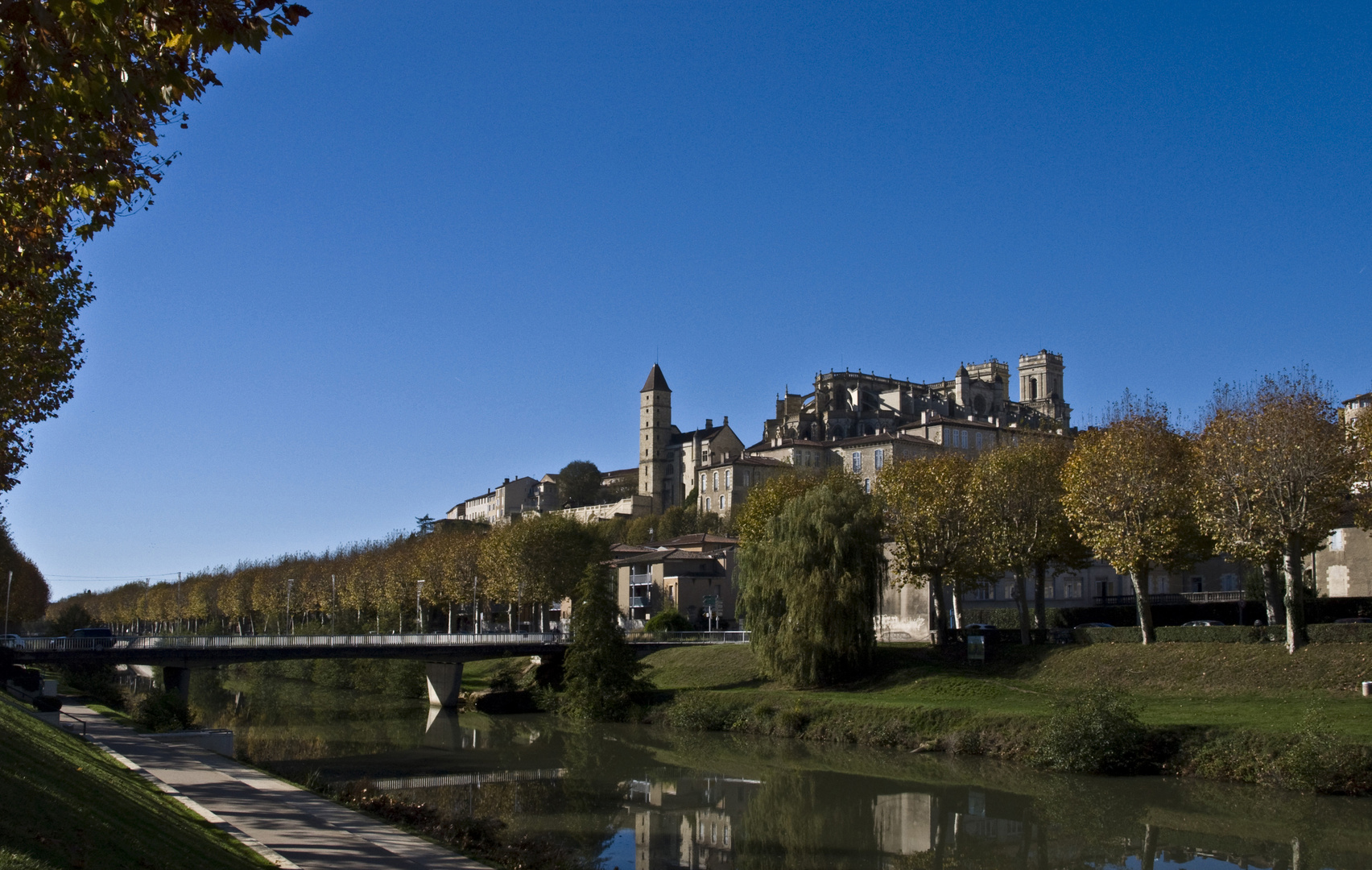 La vallée du Gers et la ville haute -- Auch -- Der Gers-Tal und die Altstadt