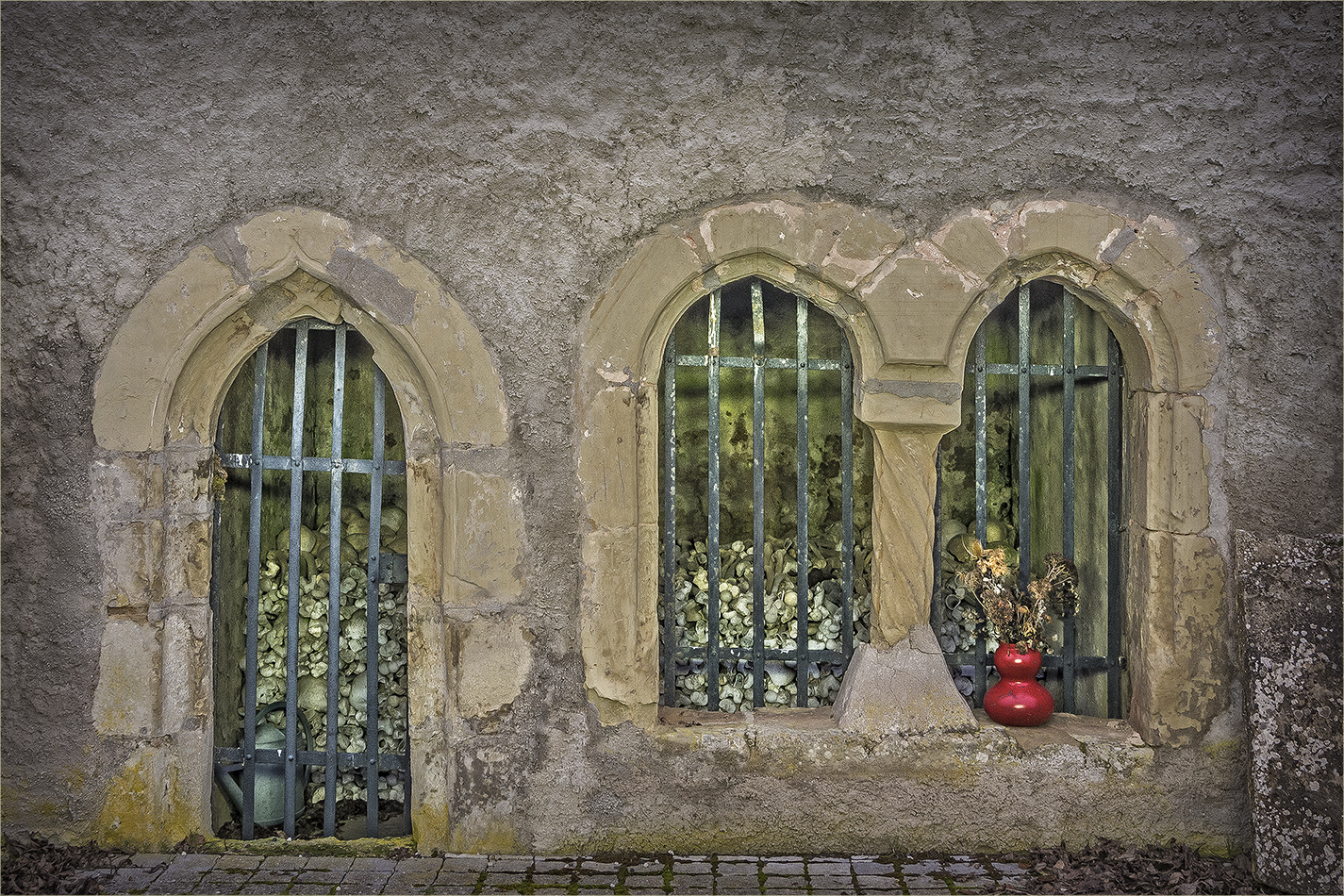 la vase rouge et les fleurs de la cimetiere