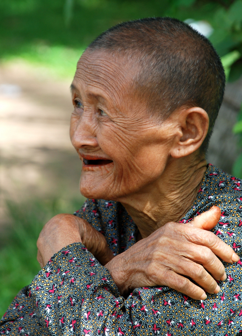 La vedova dalla bocca rossa - Villaggio cambogiano