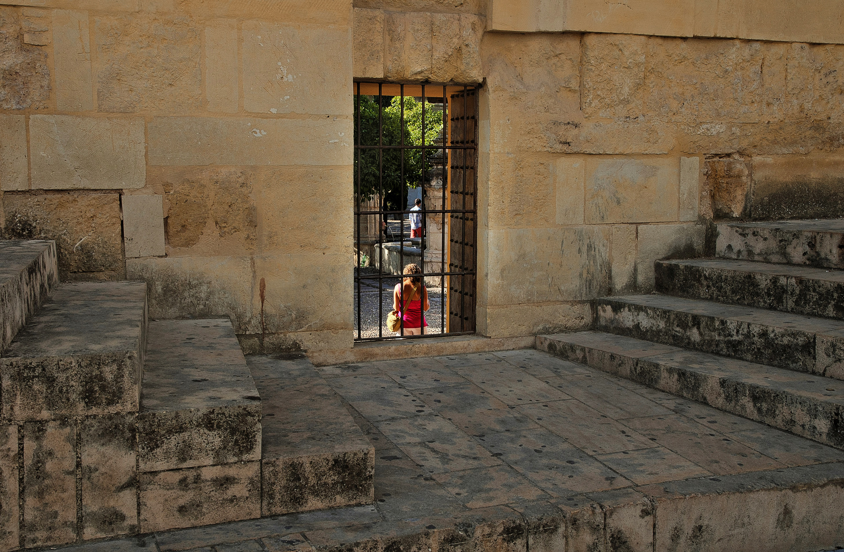 LA VENTANA,LA BOTELLA Y LA FUENTE.