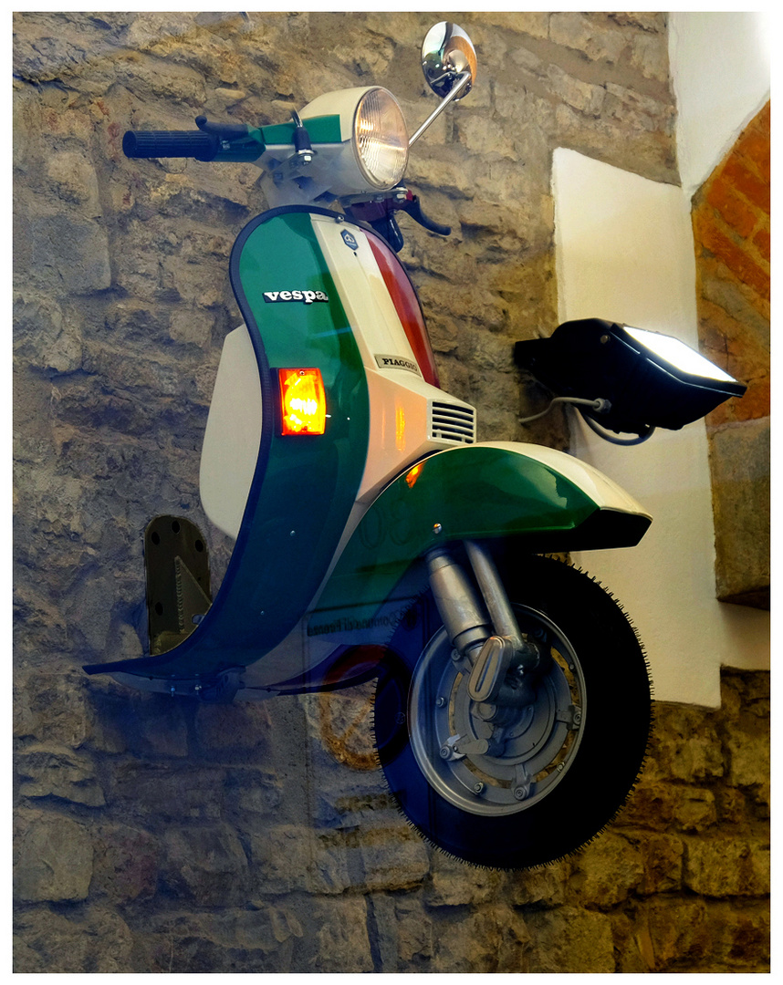 La Vespa passa.....attraverso i Muri.....ovvero viva la fantasia....