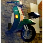 La Vespa passa.....attraverso i Muri.....ovvero viva la fantasia....