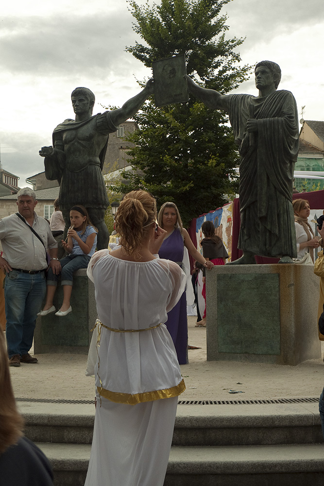 La vestal, haciendo una foto.