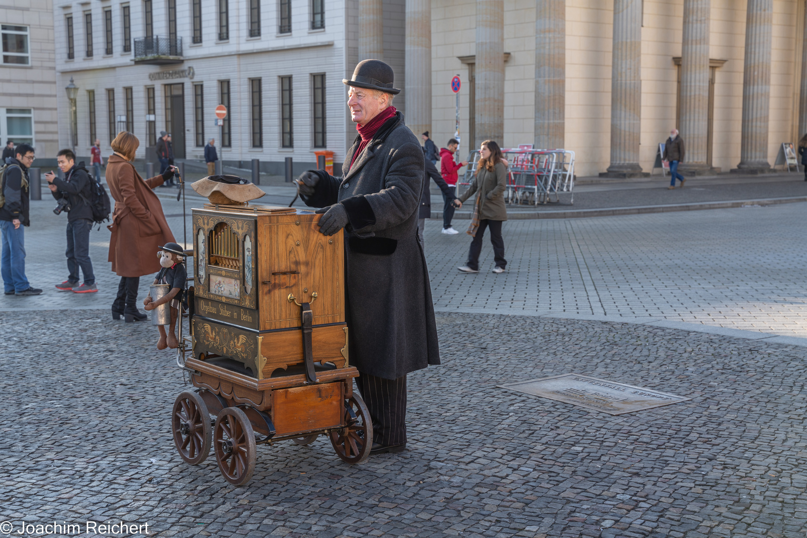 La vie devant la porte de Brandenbourg de Berlin