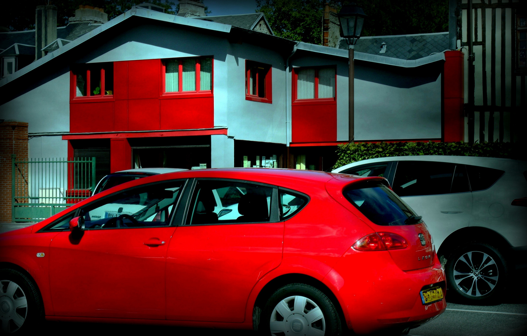 La vie urbaine en rouge et blanc 