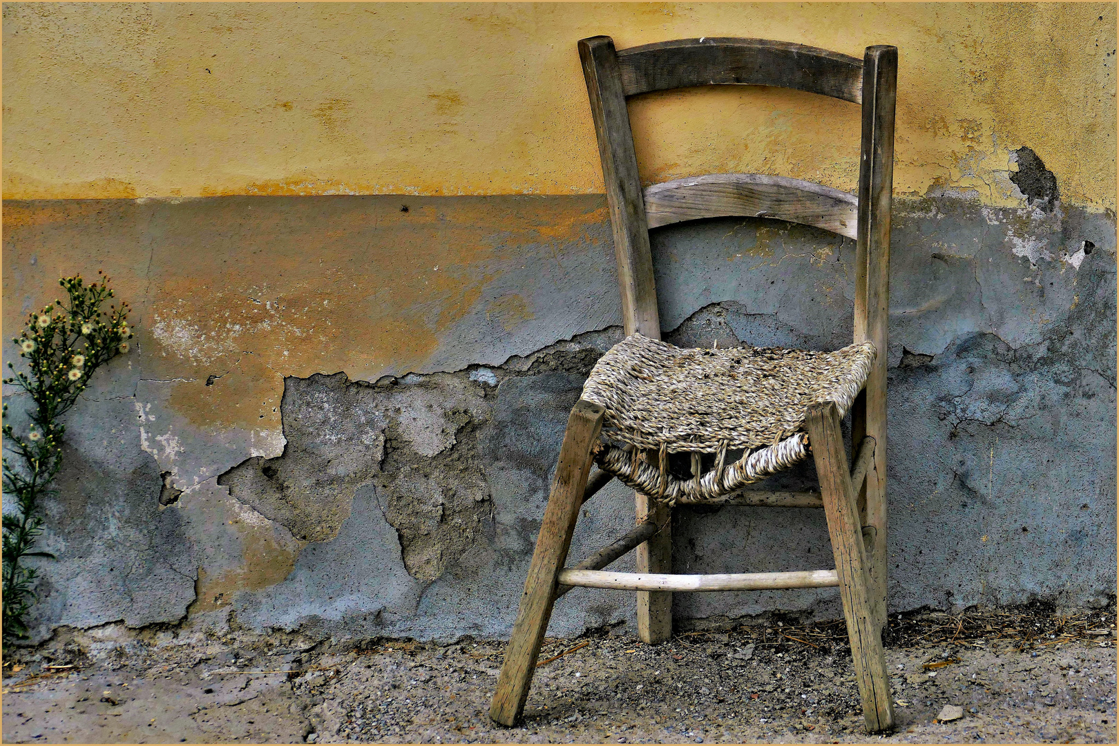 la vieille chaise d enfant  délabrée...