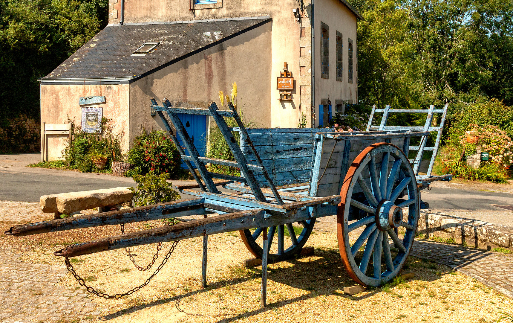 La vieille charrette bleue . 