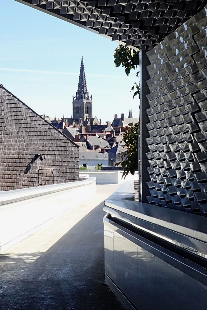 la vieille église enchassée, ou le vieux dans le neuf