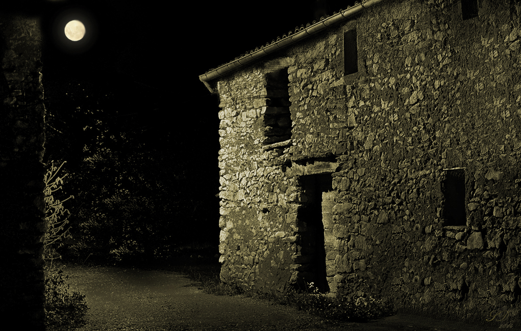 La vieille grange sous la lune