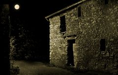 La vieille grange sous la lune