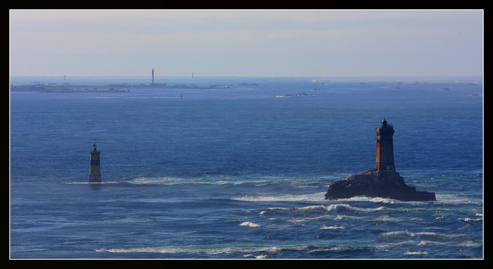 " La vieille, le phare de l'ile de Sein, et le phare d'Ar Men sur la ligne d'horizon "