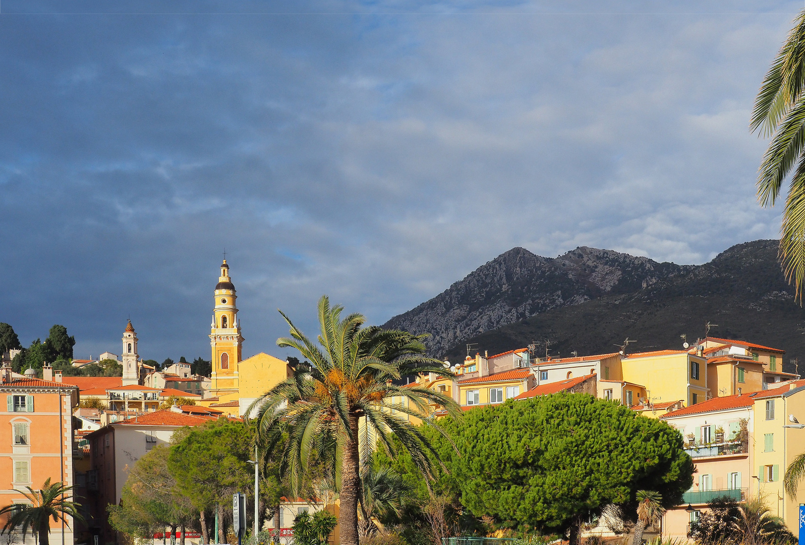 La vieille ville de Menton au pied de ses montagnes