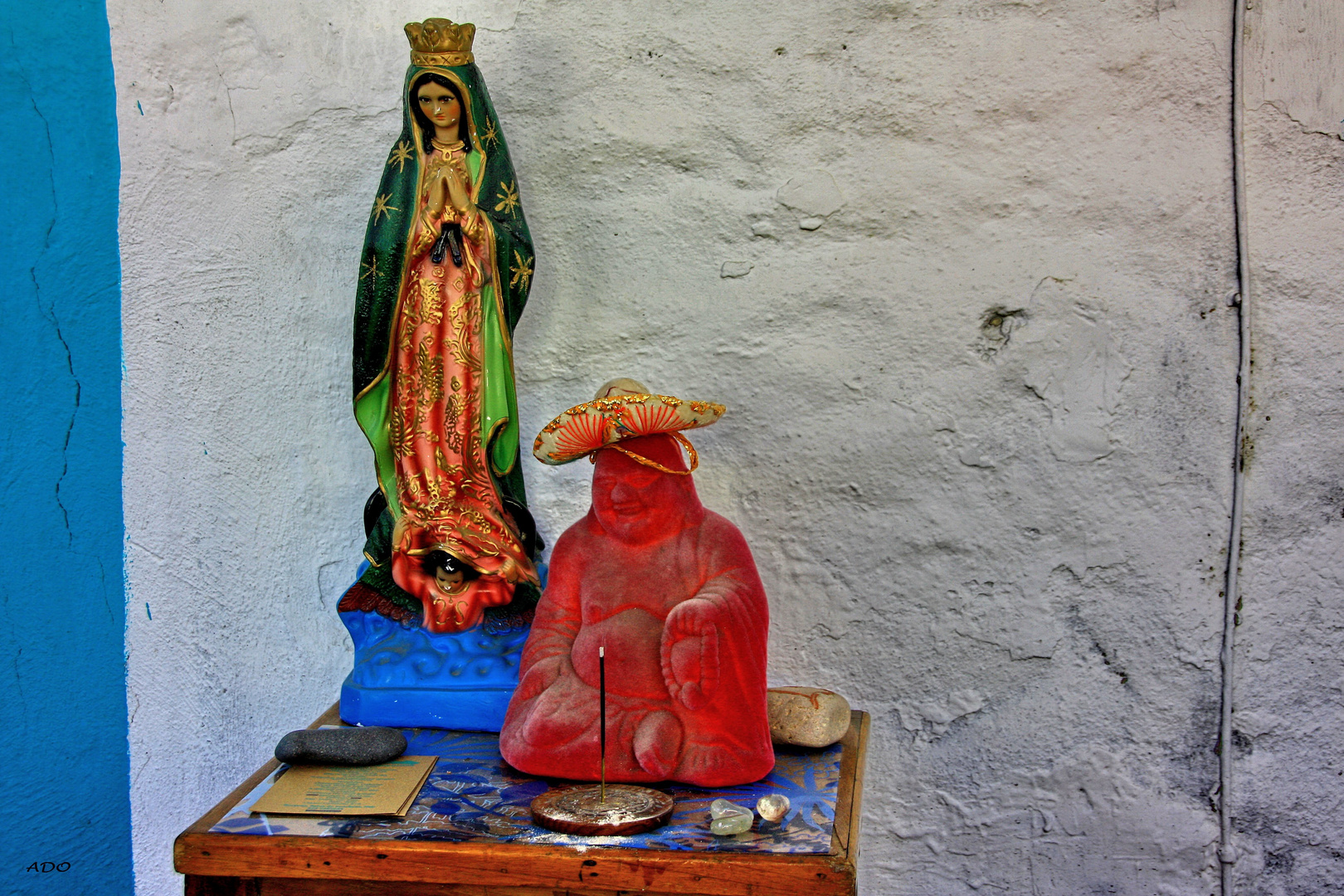 La Vierge et le Bouddha et le sombrero mexicain