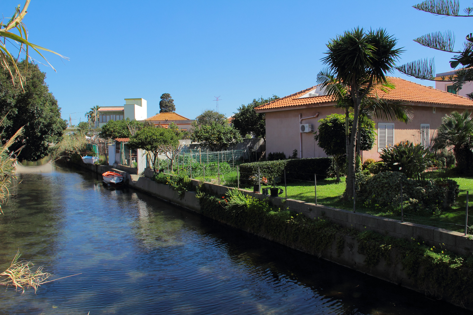 La villa sul canale a nord del lago di Ganzirri