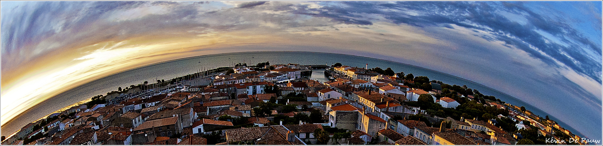 La ville de Saint-Martin-de-Ré vue du haut du clocher de son église