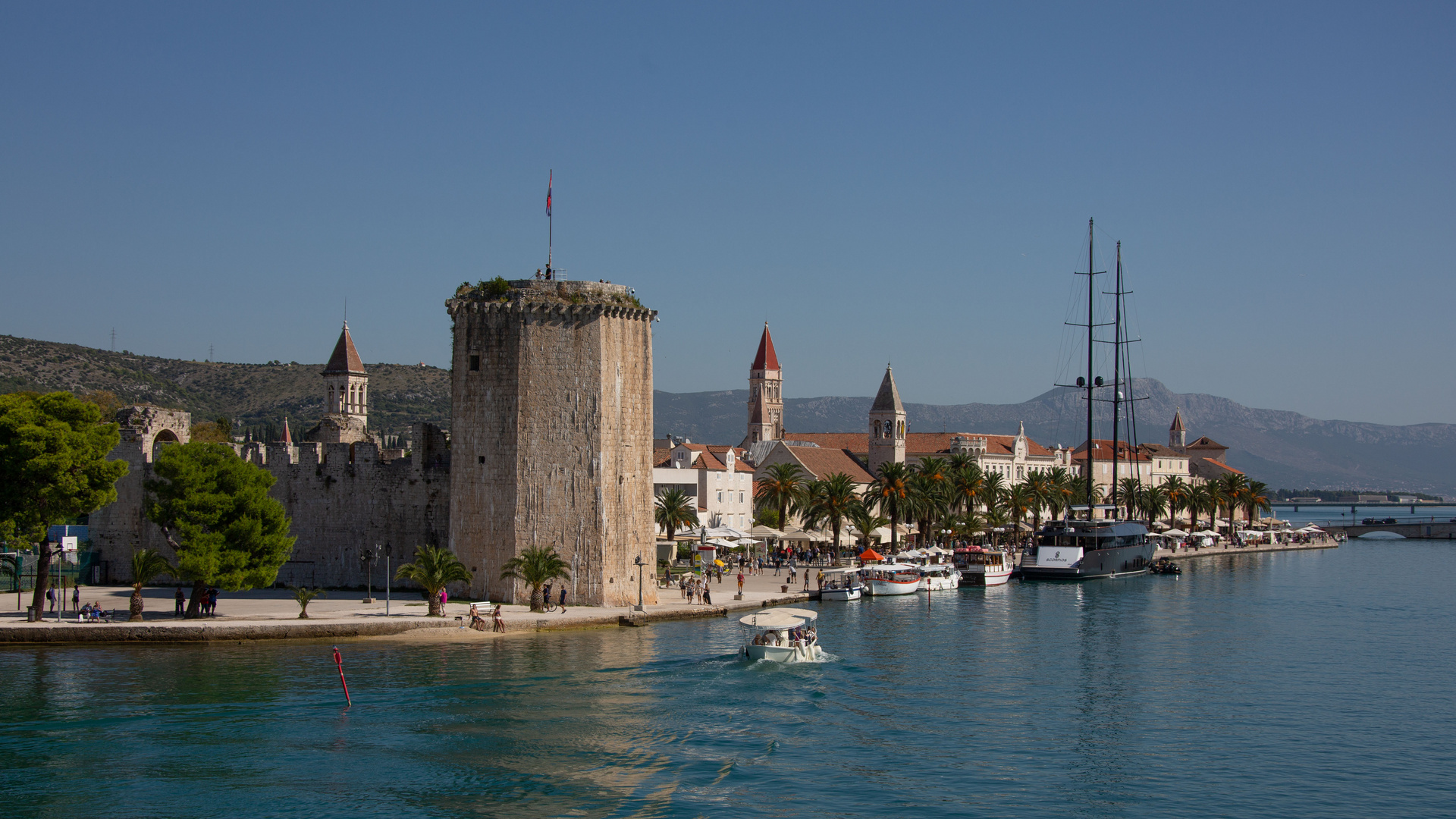 La ville de Trogir et sa forteresse.