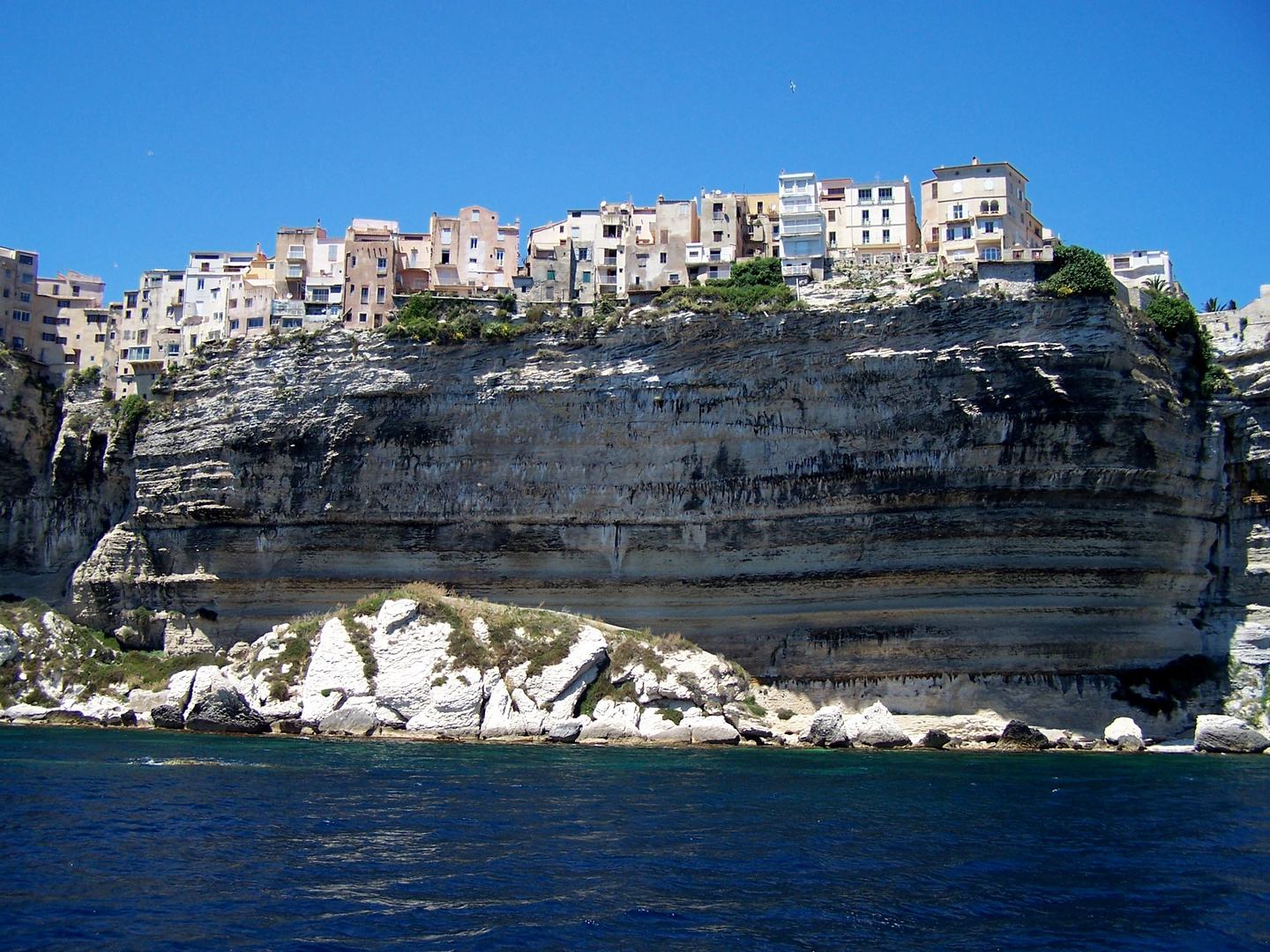 La ville haute de Bonifacio (Corse), fascinante et vertigineuse.