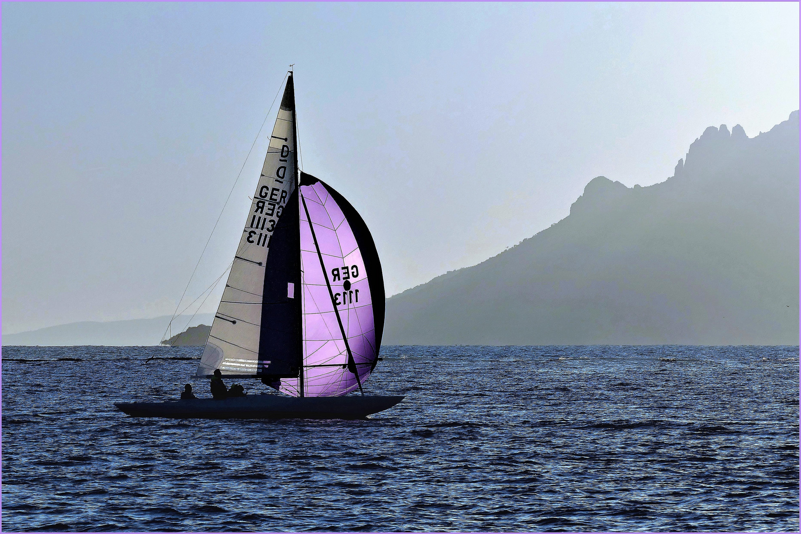 la voile mauve....