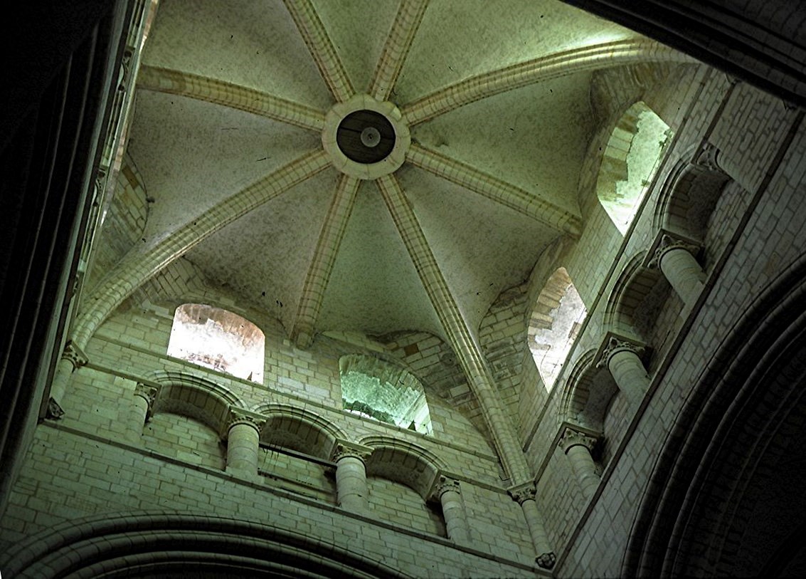 L'ABBAYE AUX HOMMES le transept