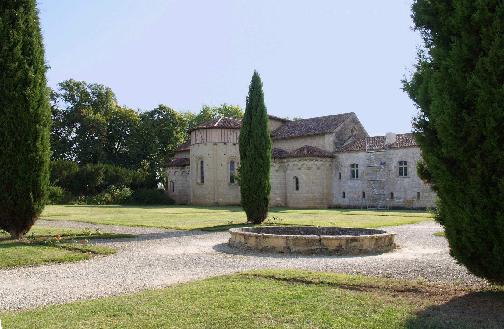 L’Abbaye de Flaran vue des jardins