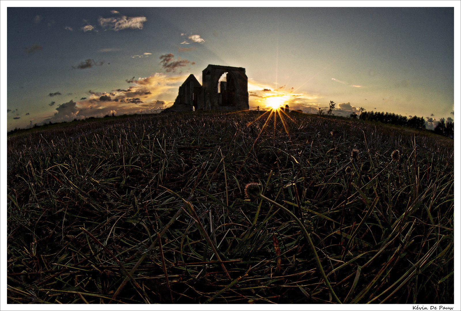 L'Abbaye des Chateliers au coucher de soleil