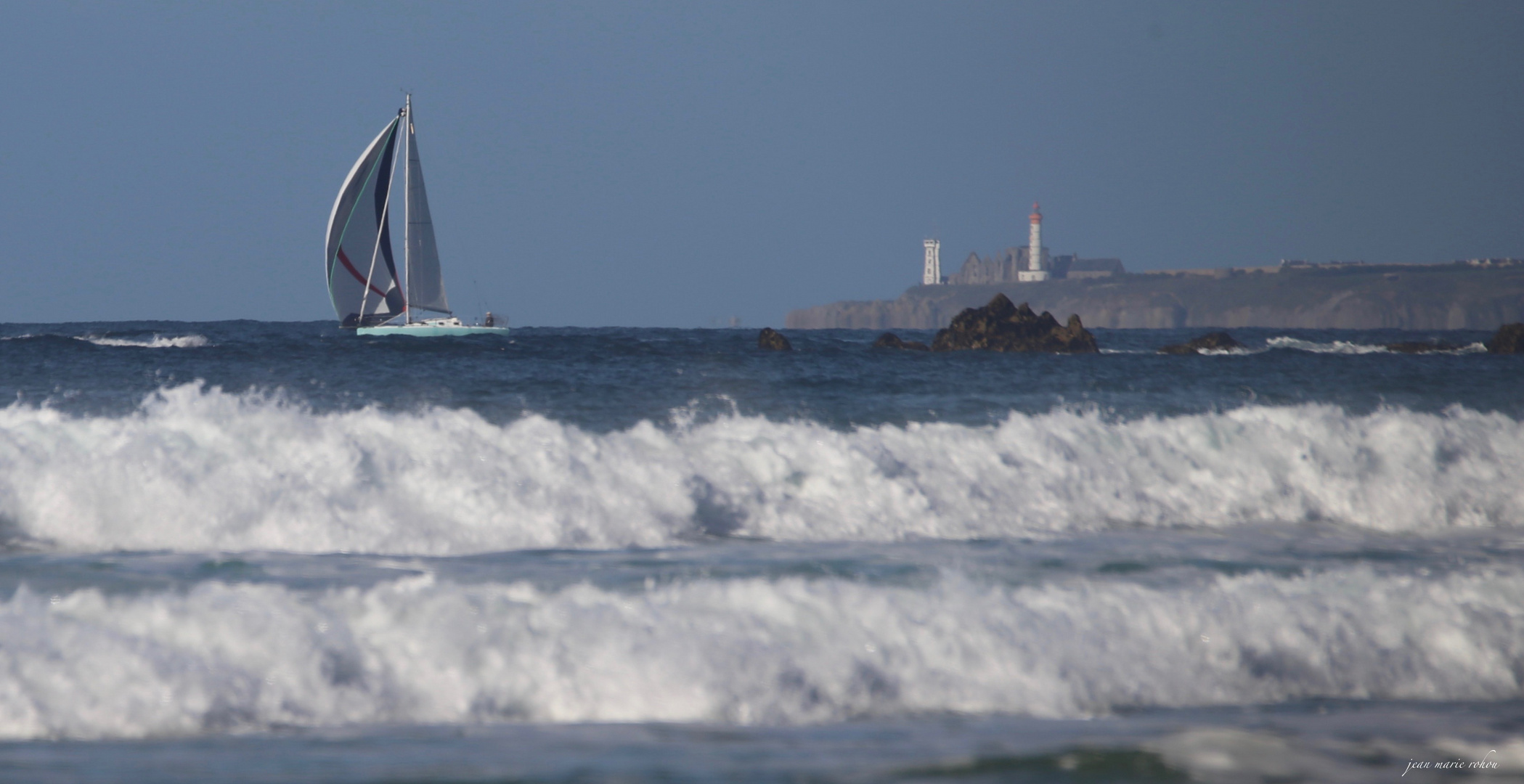 L'abbaye et Phare de la Pointe St Mathieu vu de la Plage de Pen hat