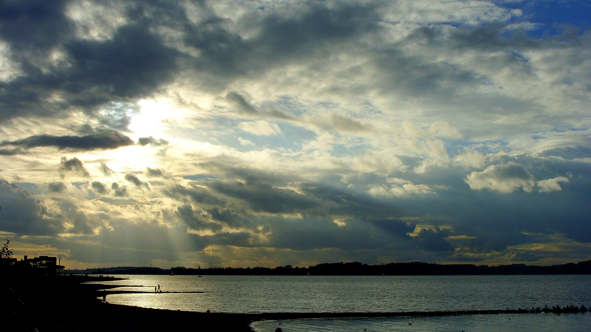 Laboe - "Die Sonne kämpft um Ihr Recht"