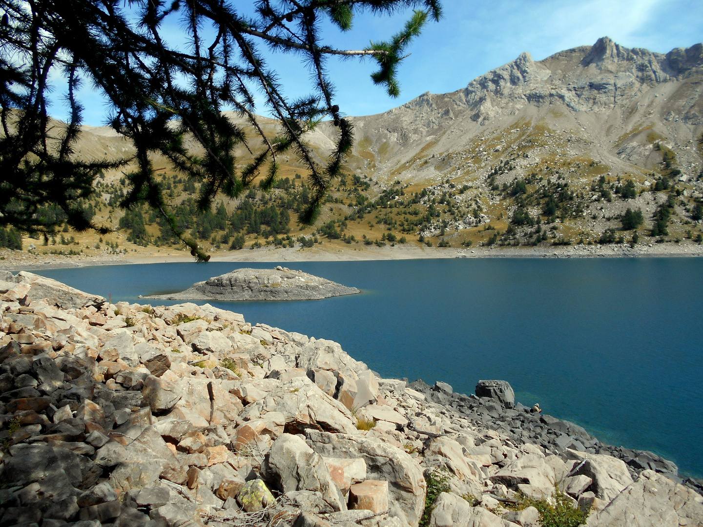 Lac d'Allos dans le Parc national du Mercantour (Alpes de Haute-Provence)