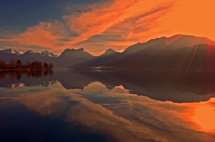 Lac d'Annecy au coucher du soleil. (Haute Savoie)