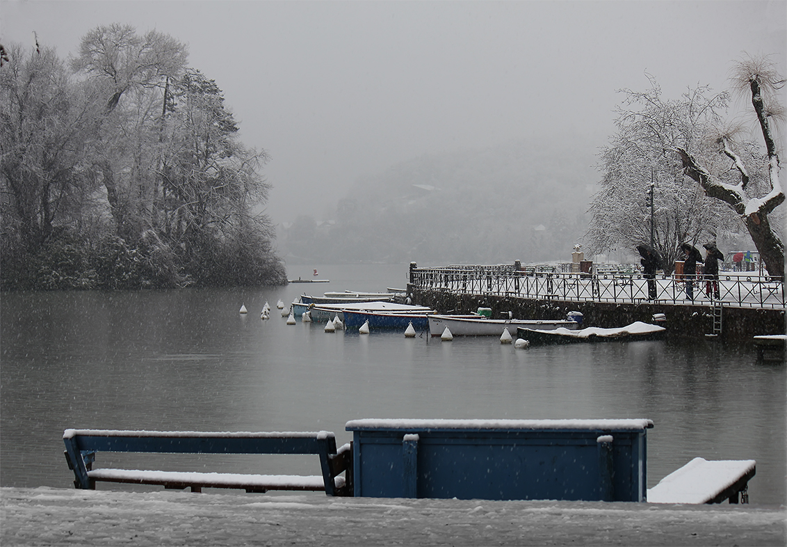 lac d'Annecy sous la neige