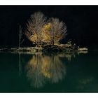 Lac de Bethmale à contre-jour en octobre