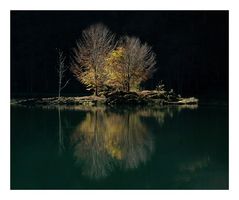 Lac de Bethmale à contre-jour en octobre