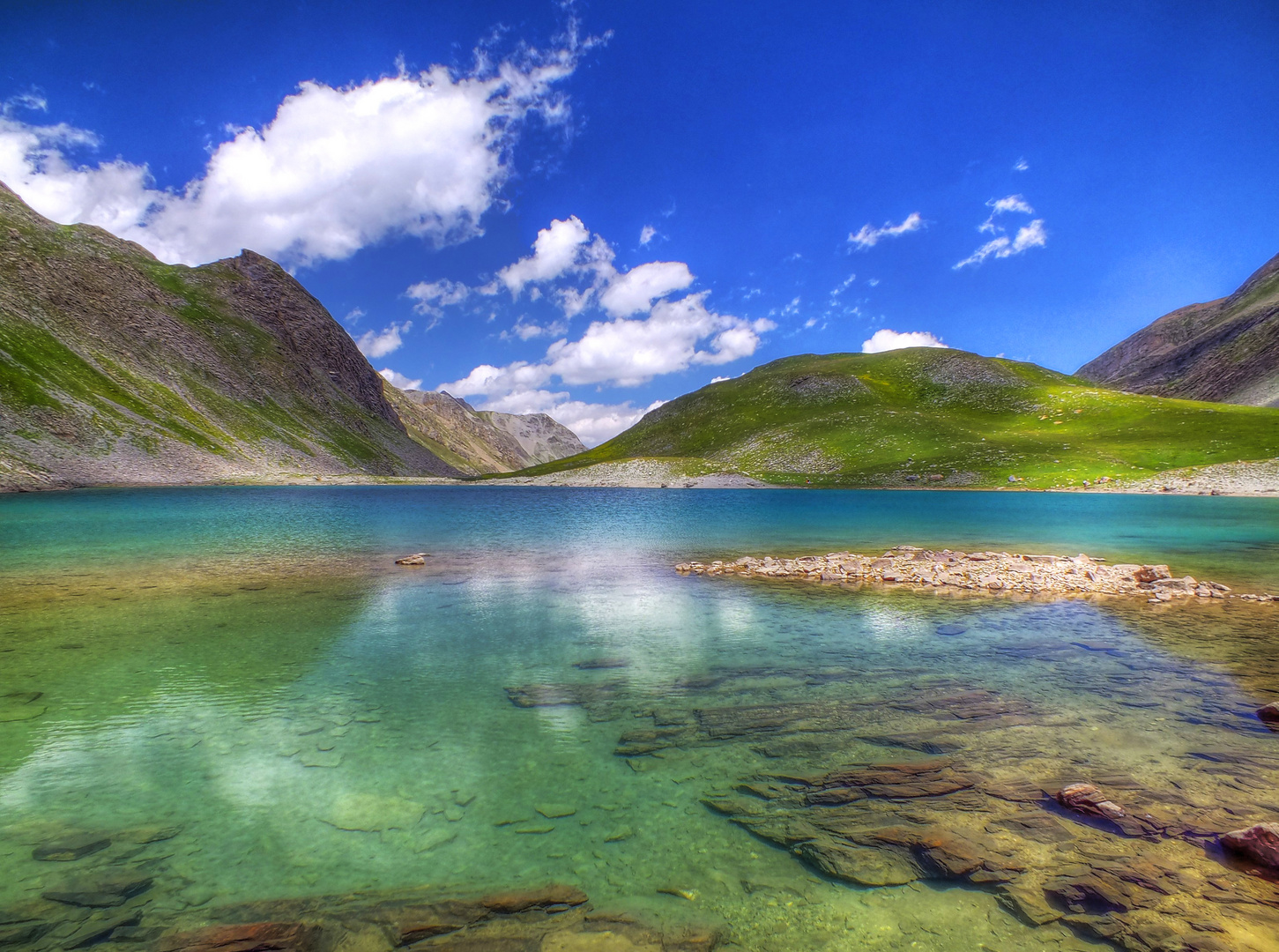 Lac de Derrière la Croix 2428 m.