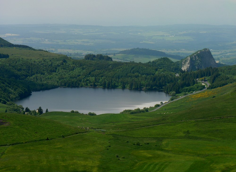 Lac de Guéry und Roche Tuilière, gesehen vom Puy de la Tache (Puy-de-Dôme)