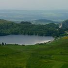 Lac de Guéry und Roche Tuilière, gesehen vom Puy de la Tache (Puy-de-Dôme)