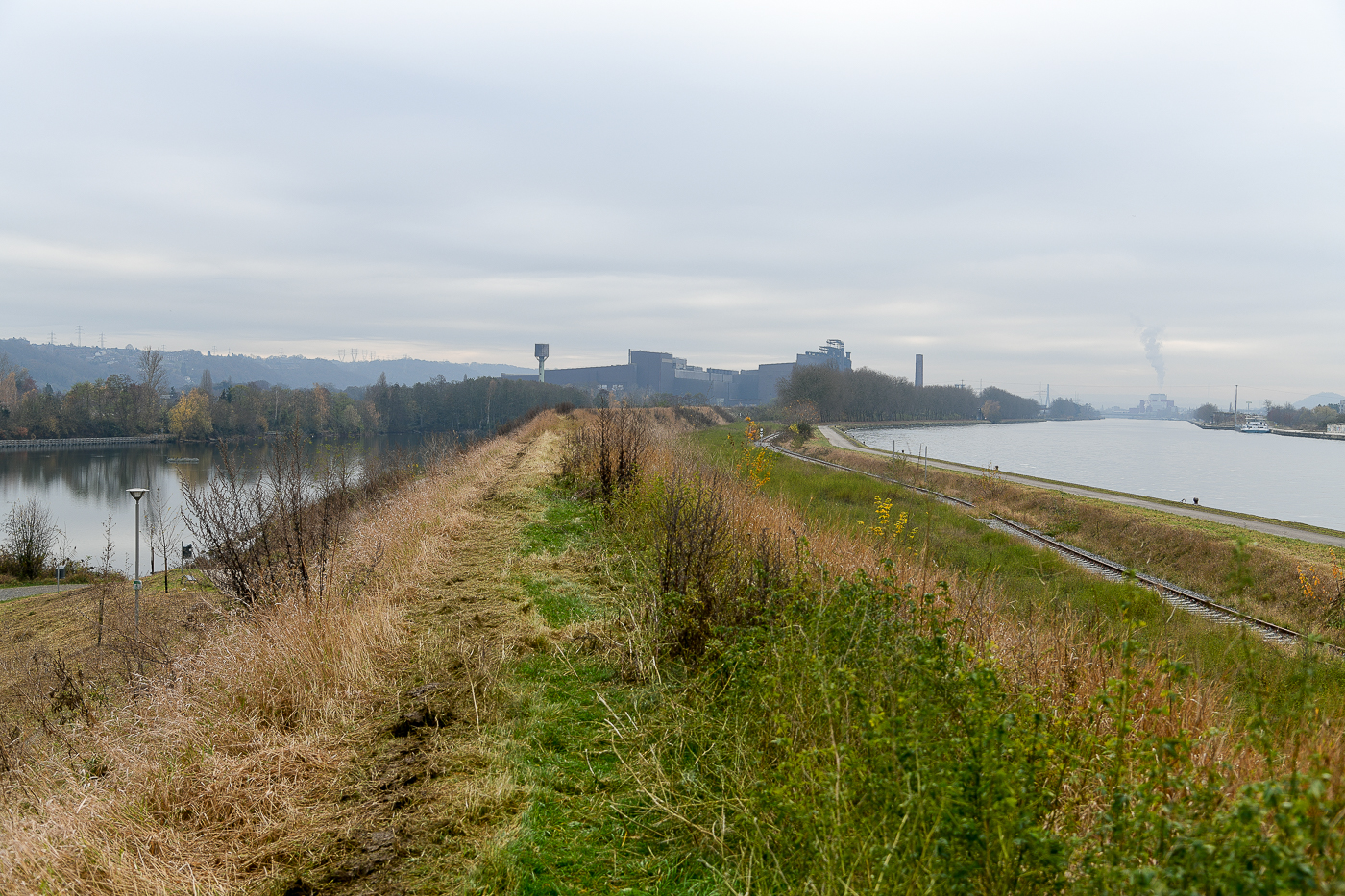 Lac de la Gravière Brock mit Stahlwerk Chertal und Canal Albert (B)