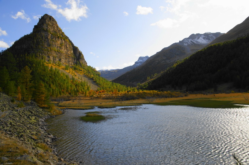Lac de montagne à l'automne