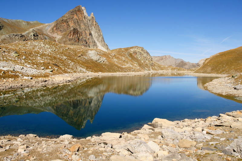 Lac de montagne en automne