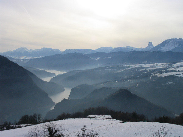 Lac de Monteynard en hiver vue depuis le village de Monteynard